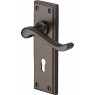 Keyhole lock