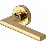 Trident Flat Lever Handles on Rose in Polished Brass